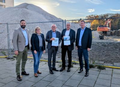Techn. Beigeordneter Jens Toschläger, Leiterin Stadtplanungsamt Barbara Thiede, Regierungspräsident Heinrich Böckelühr, Bürgermeister Thomas Heinzel und Jens Lohmann von der Bezirsregierung Arnsberg übergeben Förderbescheide