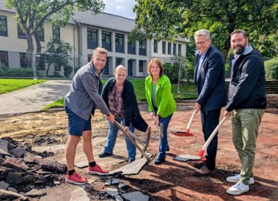 Bernd Schäfer, Jens Tonschläger und Thomas Budde machen den ersten Spatenstich an der Preinschule Bergkamen
