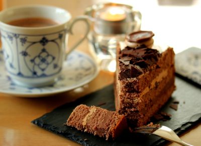 Kaffee und Kuchen auf dem Tisch