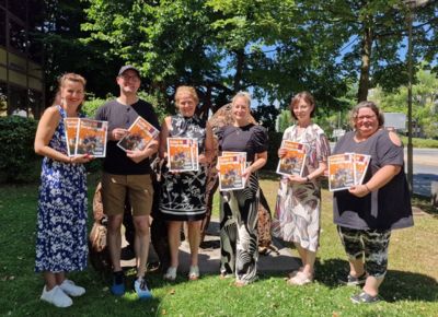 Das Kulturteam stellt den neuen Kulturkalender vor dem Rathaus vor