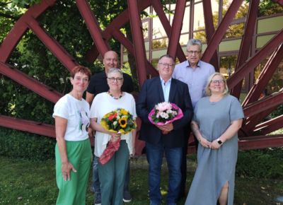 Martina Bierkämper, Andrea Brinkmann, Thomas Hartl, Meik Bott, Bürgermeister Bernd Schäfer, Andrea Kollmann vor den Rathaus