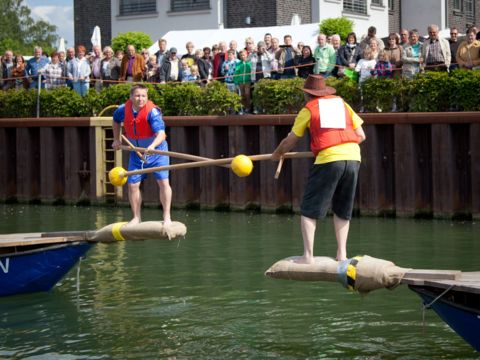 Fischerstechen auf dem Hafenfest