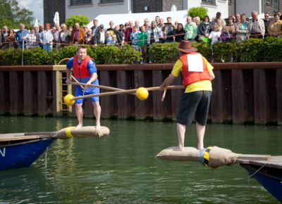 Fischerstechen auf dem Hafenfest
