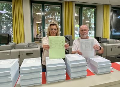 Isabelle Steffen und Andreas Kitzig halten die Stimmzettel für die Kommunalwahl hoch