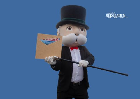 Monopoly Mann mit Bergkamen Monopoly-Edition in der Hand