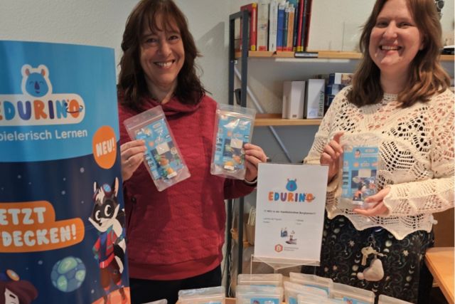 Mitarbeiter der Stadtbibliothek halten die ausleihbaren Edurino Figuren ins Bild