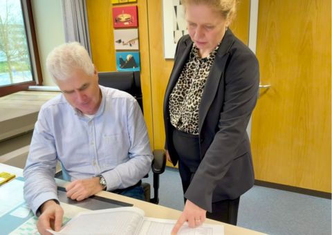 Bürgermeister Thomas Heinzel und Kämmerin Sandra Diebel analysieren Zahlen