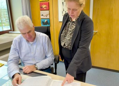 Bürgermeister Thomas Heinzel und Kämmerin Sandra Diebel analysieren Zahlen