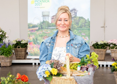 Sarah Feige mit Picknickkorb