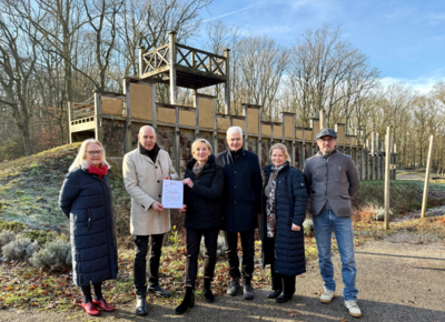 Ute Röder von der NRW Stiftung überreicht den Förderantrag an den 1.Vorsitzendenorsitzender des Vereins der Freunde und Förderer des Stadtmuseums Bergkamen e. V.