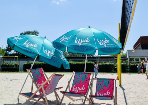 Liegestühle und Sonnenschirme des kijub am Strand