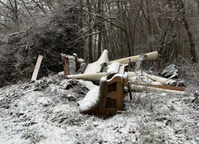 Sperrmüll illegal entsorgt im Wald