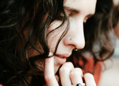 Portrait Paula Ratajczak mit Ring am Finger