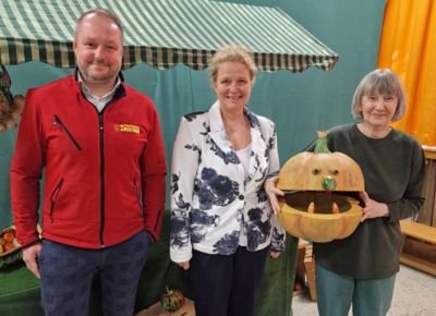 Poco Marktleiter Markus Blacha, Kulturdezernentin Sandra Diebel und Puppenspielerin Frau Bierboms eröffnen das Figurentheaterfestival