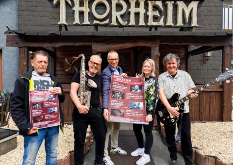 Kulturreferentin Sarah Feige stellt zusammen mit Tommy Schneller das neue Lineup des Sparkassen Grand Jam vor