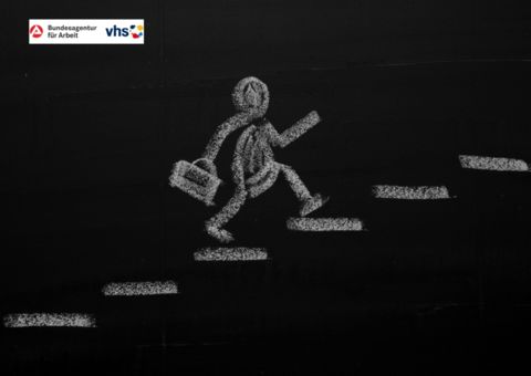 Kreidemännchen geht eine gezeichnete Treppe nach oben