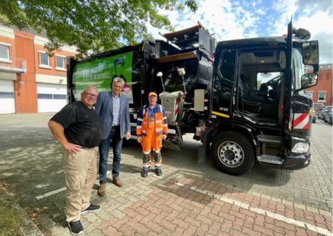 Stefan Polplatz, Bernd Schäfer und Herr Schüttel präsentieren den neuen Bioabfalltransporter