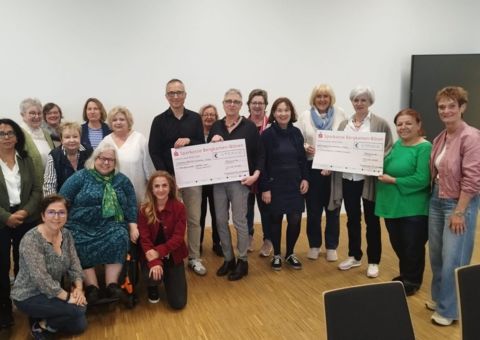 Frauentagsteam überreicht Scheck an Institutionen