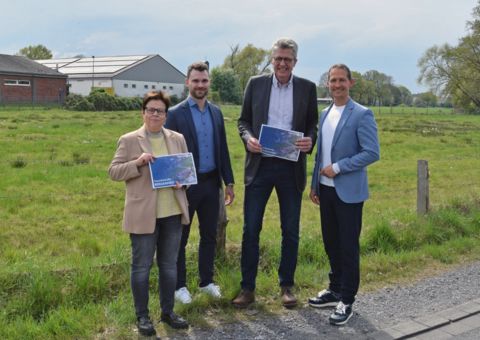 Bürgermeister Bernd Schäfer zusammen mit Marvin Faulstich und Sascha Dorday vor der Gewerbefläche in der Gewerbestraße