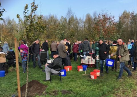Pflanzaktion im Jubiläumswald mit Bergkamener Bürger