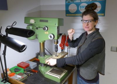 Hanna Rohde an der Bohrmaschine