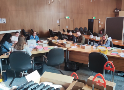 Briefwahlunterlagen werden verpackt