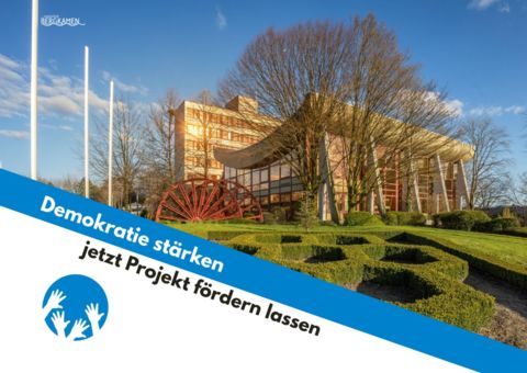 Rathaus Bergkamen mit der Information zum Förderprogramm "demokratische Projekte"