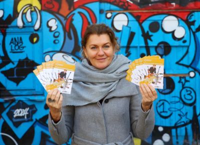 Die Leiterin der Musikakademie zeigt die neuen Broschüren für 2026