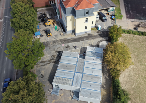 Draufsicht auf die Schillerschule und die neue OGS