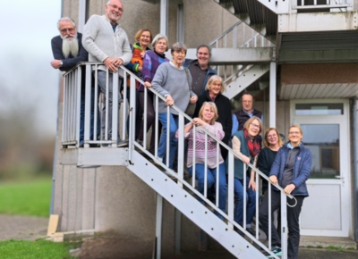 Alle Künstler zusammen auf einer Treppe