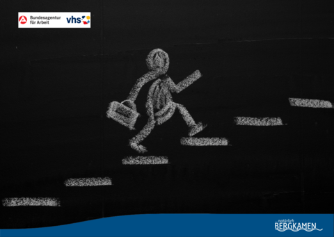 Kreidemännchen geht eine gezeichnete Treppe nach oben