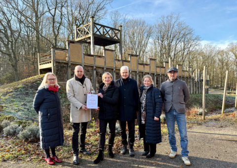 Ute Röder von der NRW Stiftung überreicht den Förderantrag an den 1.Vorsitzendenorsitzender des Vereins der Freunde und Förderer des Stadtmuseums Bergkamen e. V.