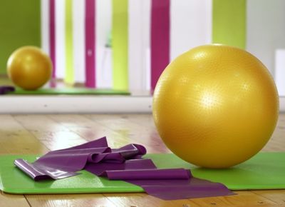 Yogamatte und Gymnastikball