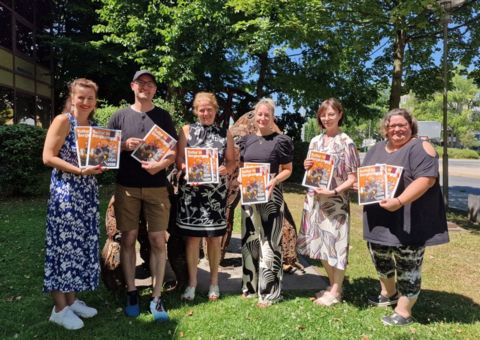 Das Kulturteam stellt den neuen Kulturkalender vor dem Rathaus vor