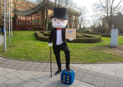 Monopoly Figur vor dem Bergkamener Rathaus