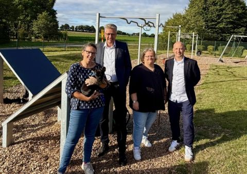 Bürgermeister Bernd Schäfer, Schulleiter Jörg Lange und der Förderverein vor dem Fitnessparcours an der Realschule Oberaden