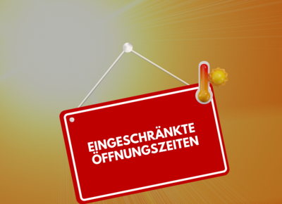 Schild mit geänderten Öffnungszeiten und Sonne im Hintergrund