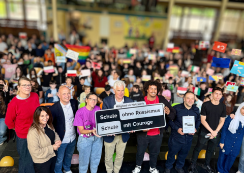 Die Führungsriege der Realschule Bergkamen erhalten die Auszeichung "Schule ohne Rassismus" zusammen mit Thomas Heinzel und Dariusz Lassotta