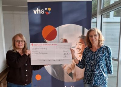 Manuela Sieland (VHS Leitung) übergibt die Spende an Frau Petra Busch-Simons