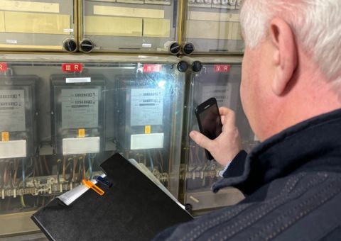 GSW Mitarbeiter ließt Zählerstand ab