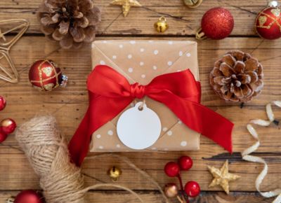 Geschenk mit Schleife auf einem Tisch