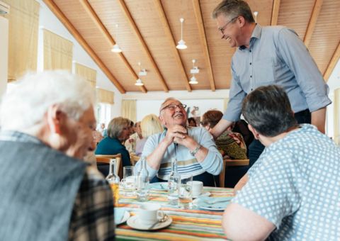Bürgermeister Bernd Schäfer begrüßt einen Bürger beim Bergkamener Kaffeeklatsch