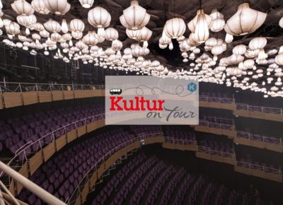 Theater Münster in Hintergrund zusammen mit unserem Logo Kultur on tour