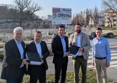 Thomas Heinzel zusammen mit Frank Bomhoff, Torben Döring, Jens Toschläger und Stephan Hölscher bei der Übergabe der Bahgenehmigung für das Rathausquartier
