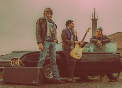 Die Paddy Boy Zimmermann Band vor einem Auto