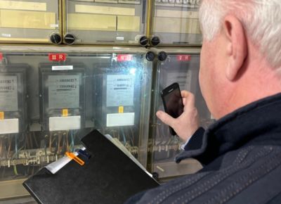 GSW Mitarbeiter ließt Zählerstand ab