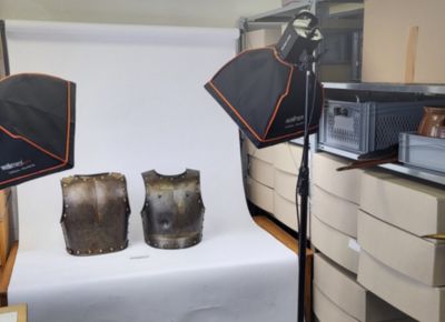 Zwei Metall Rüstungen im Scheinwerferlicht