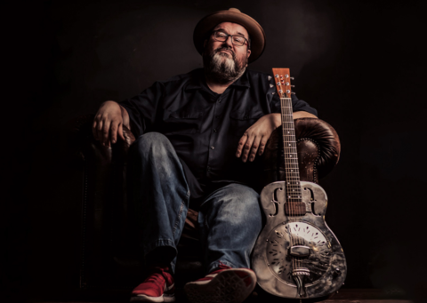 Michael van Merwyk mit seiner Gitarre