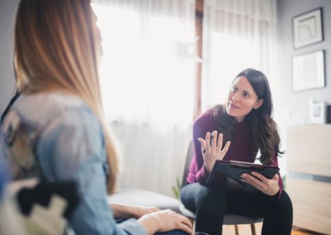 Zwei Personen in einem Beratungsgespräch