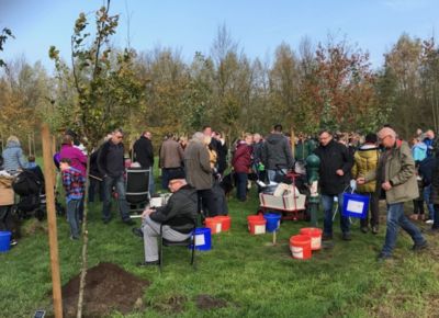 Pflanzaktion im Jubiläumswald mit Bergkamener Bürger